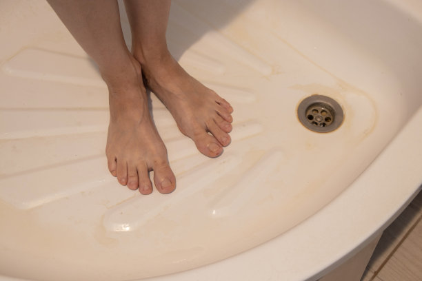 在家中浴室淋浴的女人脚部图片下载