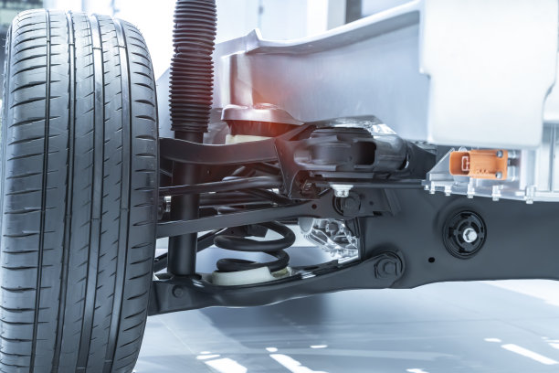 电动系统的生态汽车前驱桥在汽车上，可见转向系统的要素图片下载