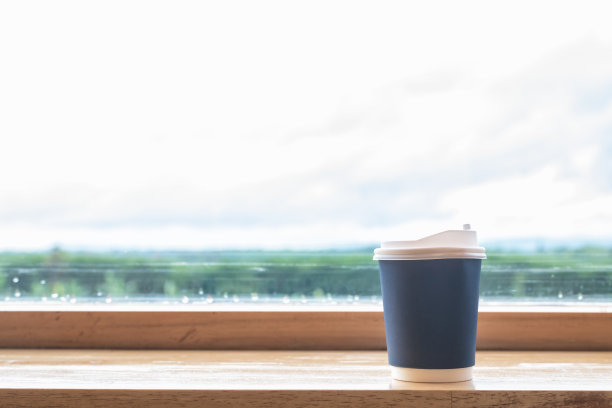 咖啡纸杯放在有玻璃窗的木架子上图片下载