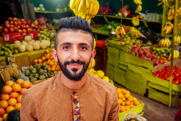 果阿，一名阿拉伯男子在街上卖菠萝图片下载