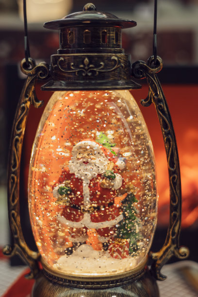 装饰圣诞玻璃灯笼与圣诞老人的形象里面。优雅的节日室内装饰。特写照片图片下载