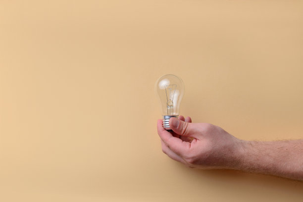 手里拿着灯泡，拷贝空间。图片下载