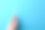男人的手拿着灯泡，蓝色的背景，文字的空间。图片下载