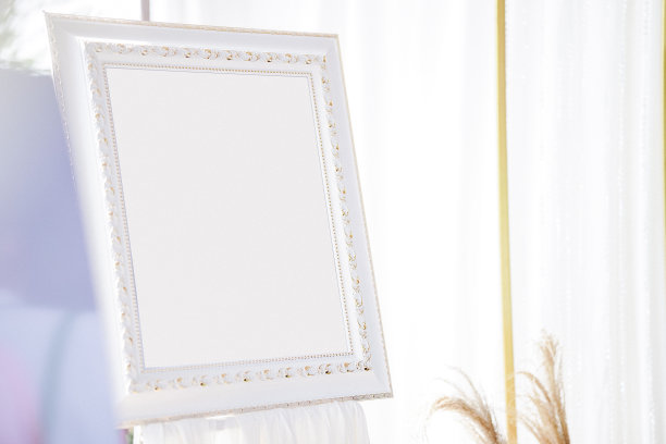 留白的相框或招牌是用来装饰婚礼的。剪切路径。图片下载