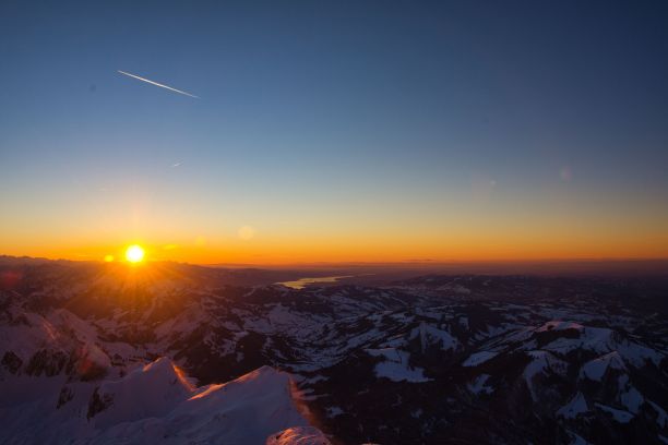 瑞士Säntis峰山全景图。壮观的观点,日落。冬天的雪覆盖了山，桑蒂斯图片下载