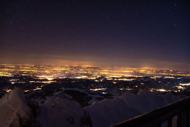 夜空中的星星，从Säntis瑞士观看，在冬天的黑夜里，令人惊叹的景象。群星闪烁的夜空中的桑蒂斯图片下载