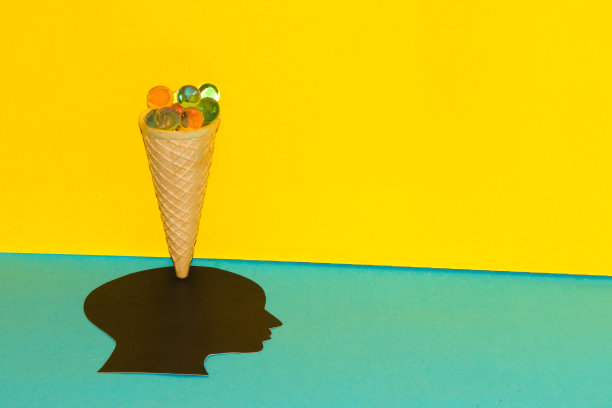 黑色的脑袋上有冰淇淋的大脑，创意的夏天设计，我们想到夏天、假期、茶点，3d球的冰淇淋脑袋上就有蓝黄色图片下载