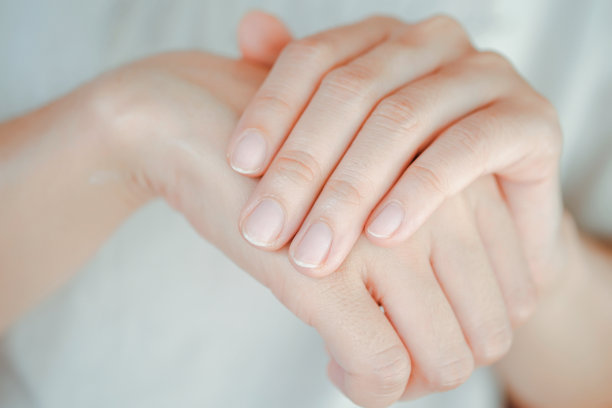 女人指甲和手的特写。指甲保健理念。图片下载