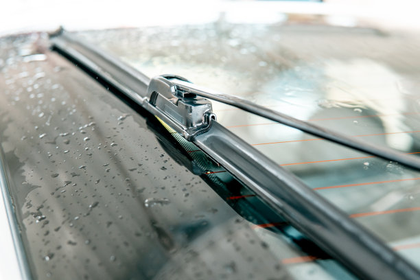 弄湿汽车玻璃和汽车雨刷图片下载