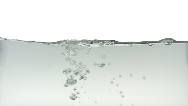 水波和飞溅与气泡的空气孤立在白色背景图片下载