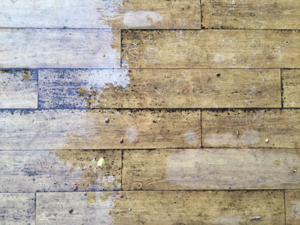 雨后，水滴在木地板表面的复制空间。装饰和背景概念。图片下载