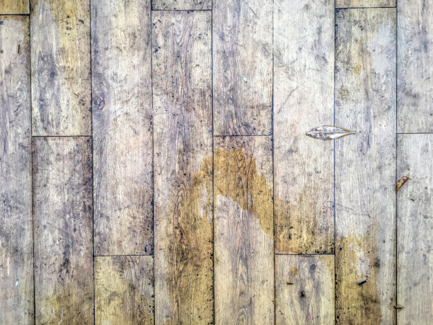 雨后，水滴在木地板表面的复制空间。装饰和背景概念。图片下载