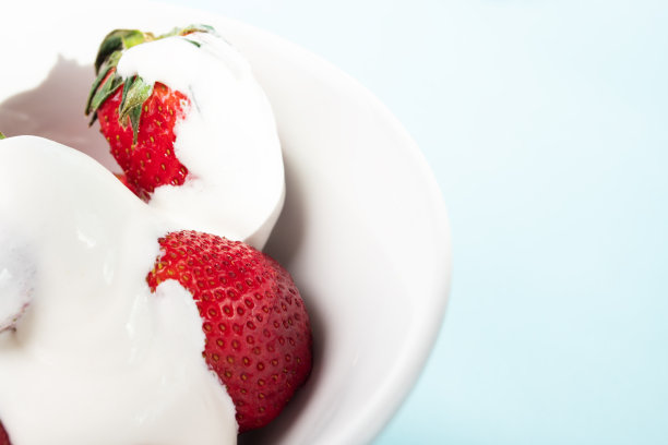 草莓奶油，成熟的红色，多汁的浆果牛奶酸奶，健康的甜点，天然的早餐图片下载