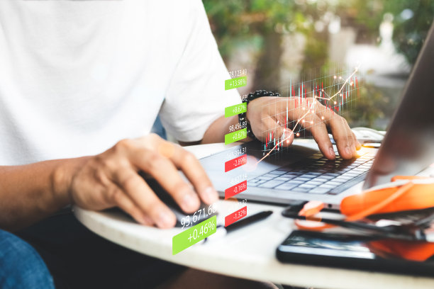 商务人士分析金融数据图表，交易外汇，投资股票市场、基金和数字资产，商业金融科技和投资概念，商业金融背景素材图片