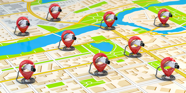 电动汽车电动汽车充电站的选址。汽车充电器电源插头和城市地图上的引脚。图片下载