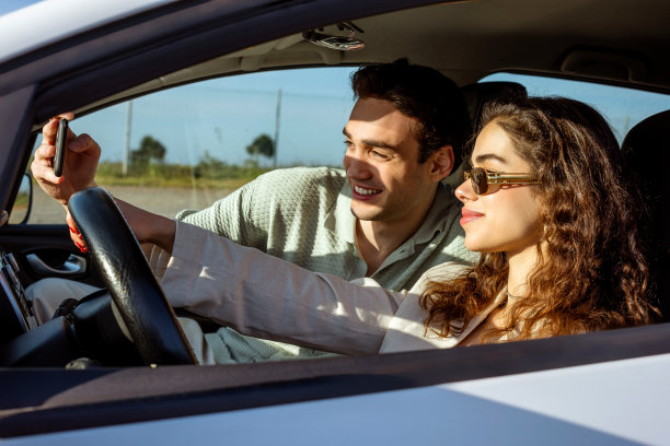 度假路上，年轻情侣在车里自拍图片下载