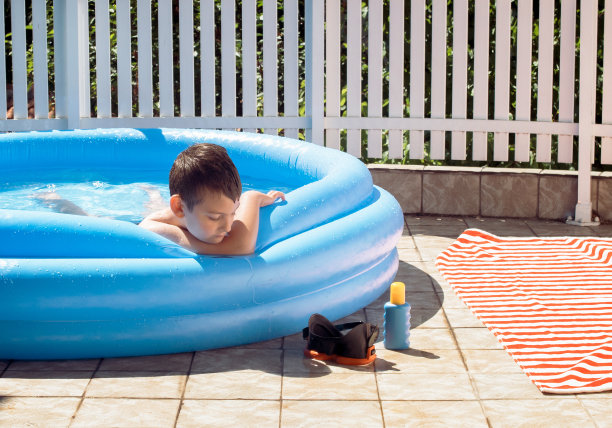 孩子在蓝色的游泳池里图片下载