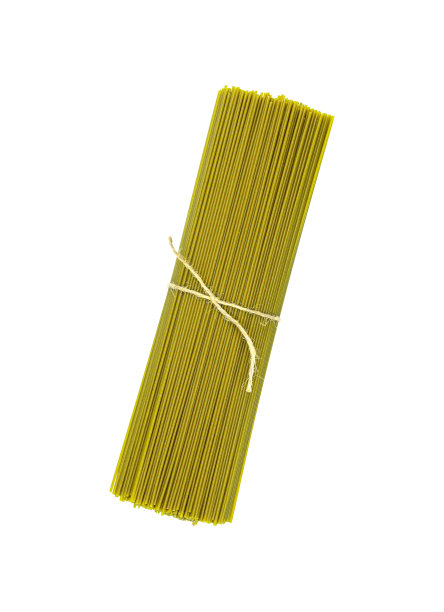 一串绿色的生菠菜意大利面，放在白色的盘子上图片下载