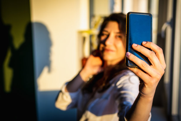 年轻女性用手机自拍图片下载