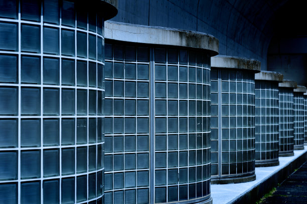 被月光照亮的玻璃幕墙的侧面视图图片下载