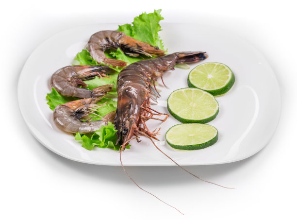 静物画和生虾放在盘子里。图片下载