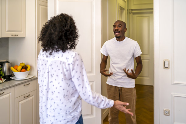 一对非洲裔夫妇在家里争吵图片下载