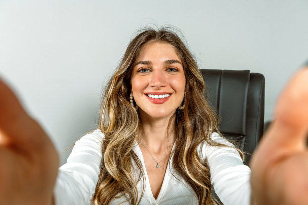 美女在网上开会议图片下载