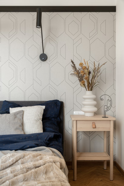 木制床头柜与装饰旁边舒适的床图片下载