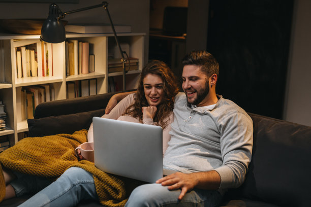 朋友在家休息图片下载