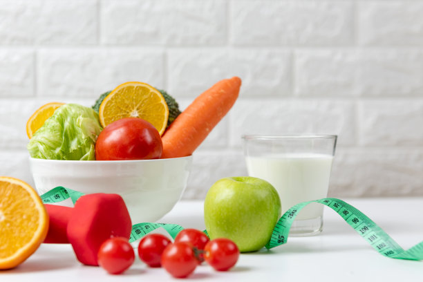 选择重点。饮食和健康的新鲜蔬菜排毒身体苗条适合健康的生活方式与运动器材锻炼和牛奶。减肥和饮食的概念图片下载