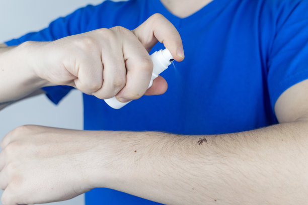 蚊香。杀虫剂喷雾的特写。驱除吸血寄生虫的方法。概念图图片下载