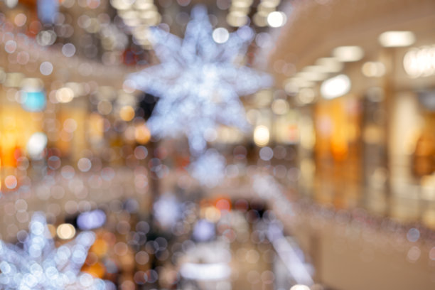 圣诞节装饰明亮模糊的散景背景。视错觉的影响图片下载