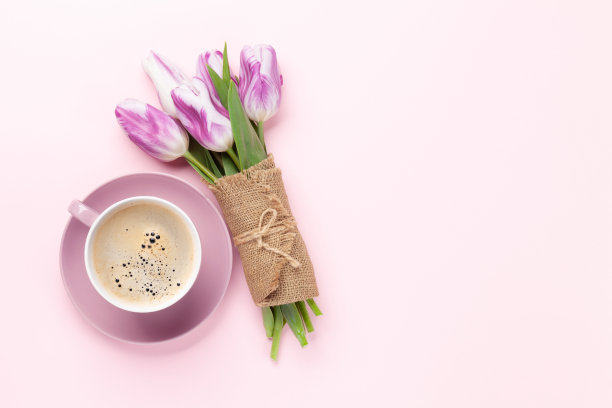 紫色郁金香花束和咖啡杯图片下载