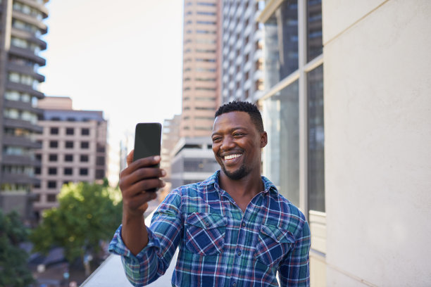 一个黑人商人在他的办公室阳台上视频通话图片下载