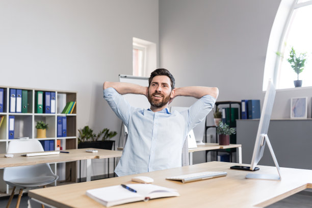 年轻帅气的男士，办公室职员，坐在电脑桌前，伸伸懒腰，累了，休息一下，做做瑜伽，休息一下图片下载