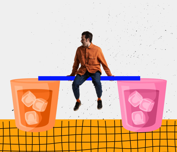 年轻人坐在巨大的拉长凳上，由玻璃隔离在光背景。当代艺术拼贴。灵感，创意，时尚都市杂志风格。图片下载