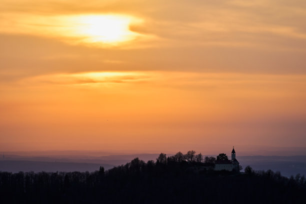 在斯瓦比亚汝拉的泰克城堡俯瞰红色的夜空，俯瞰内卡尔河山谷的山丘图片下载