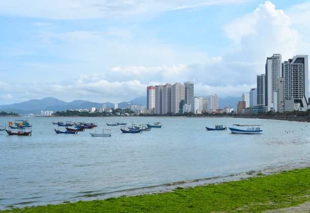 许多渔船在越南芽庄的海图片下载