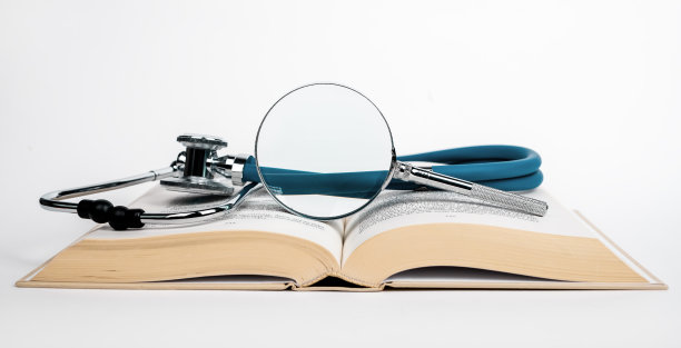 带有听诊器和放大镜的开放书籍。医学教育概念。在医学领域进行研究。搜索有关疾病和治疗的数据图片下载