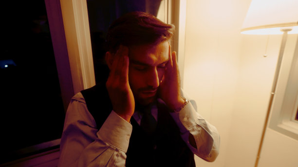 员工一直工作到头痛、晚上感到疲惫。图片下载