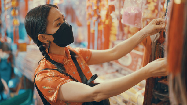 中国妇女为中国新年购物图片下载