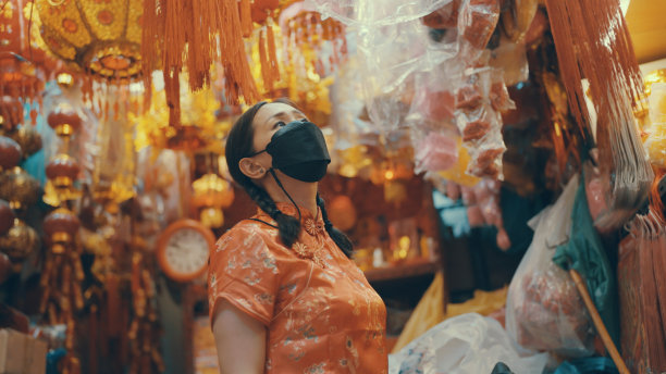 中国妇女为中国新年购物图片下载