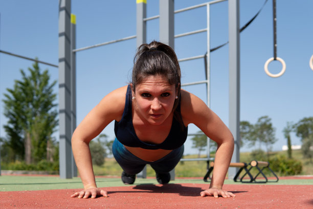 女运动员表演胸部下沉，双手放在地板上。图片下载