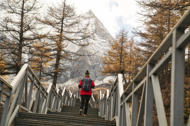 亚洲女游客爬上通往观音吉山的楼梯图片下载