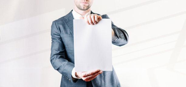 白色背景的商人名片。空白板模板。空的海报。图片下载