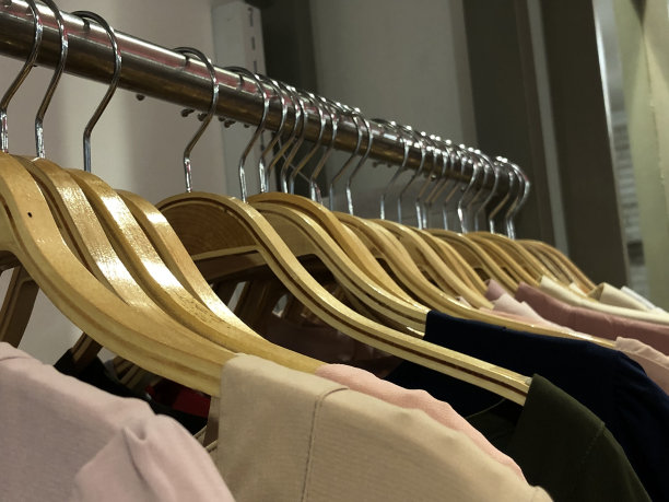 一些衣服和衣架的照片图片下载