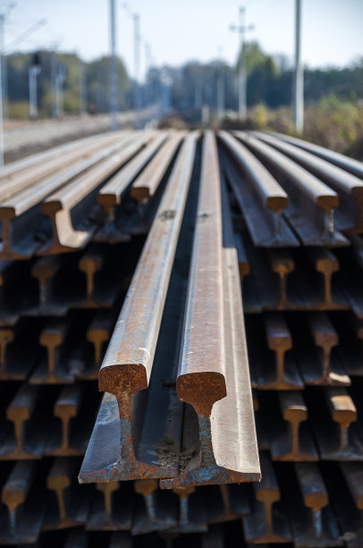 特写的轨道准备安装在铁路上。铁路维修工程图片下载