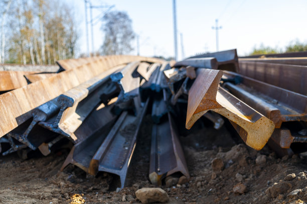 特写的轨道准备安装在铁路上。铁路维修工程图片下载