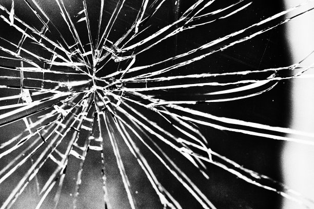 破碎的窗户上有戏剧性的辐射裂缝，呈粒状黑白图片下载