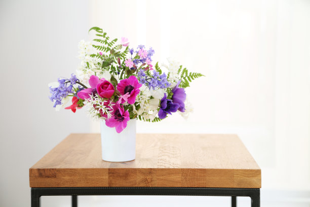 桌子上的花图片下载